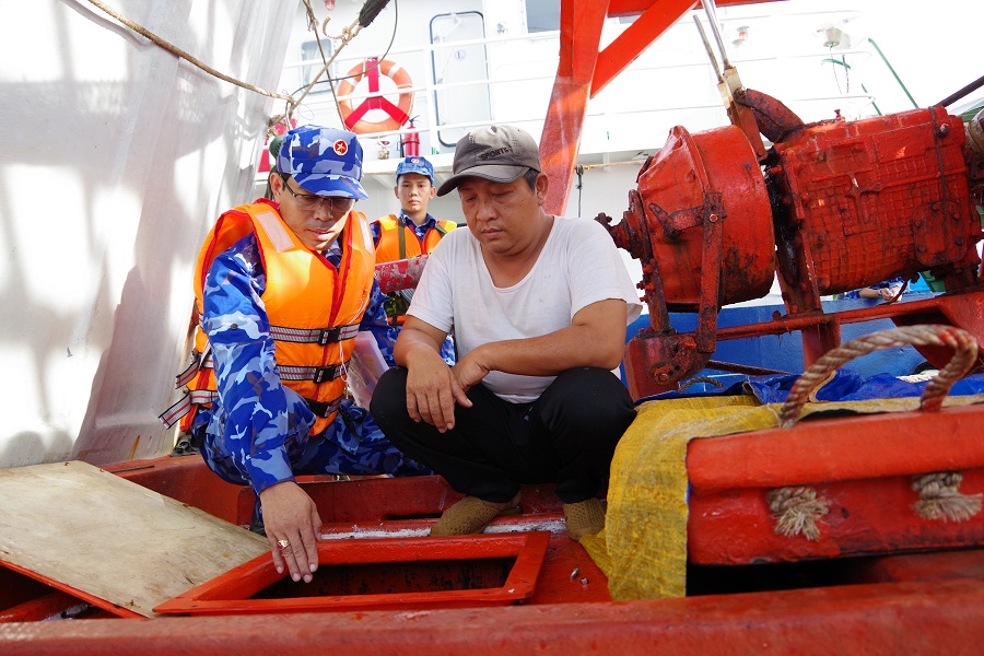 Tổ công tác kiểm tra hàng hóa tàu vi phạm.