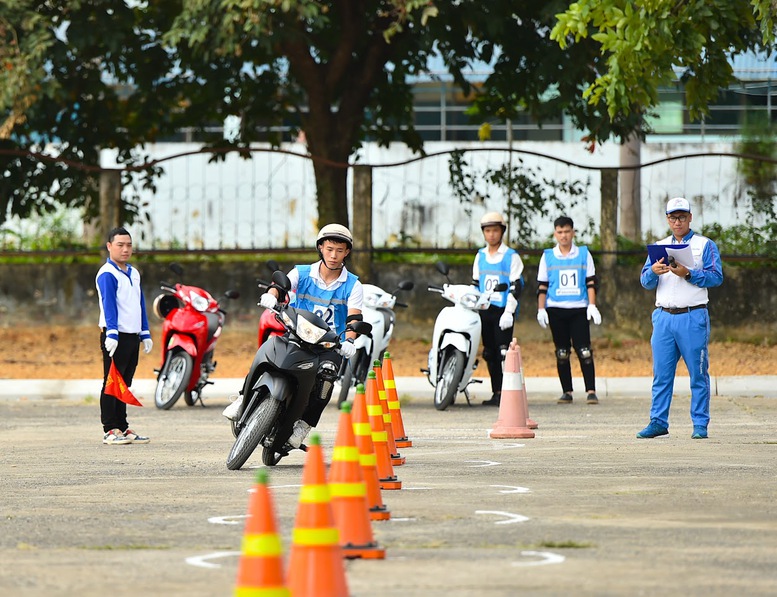 Nâng cao ý thức chấp hành luật và kỹ năng điều khiển mô tô an toàn cho học sinh, sinh viên- Ảnh 2.