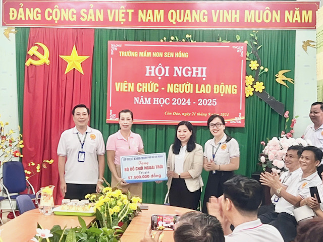 + Hình 3: Tiến sĩ Bùi Thị Nguyệt Thu, Phó Trưởng Ban Quản lý đào tạo Học viện Chính trị Khu vực II, Trưởng đoàn công tác và ban cán sự lớp Cao cấp lý luận chính trị K74.B05 trao bảng tượng trưng bộ đồ chơi ngoài trời cho các cháu học sinh Trường Mầm non Sen Hồng (huyện Côn Đảo).