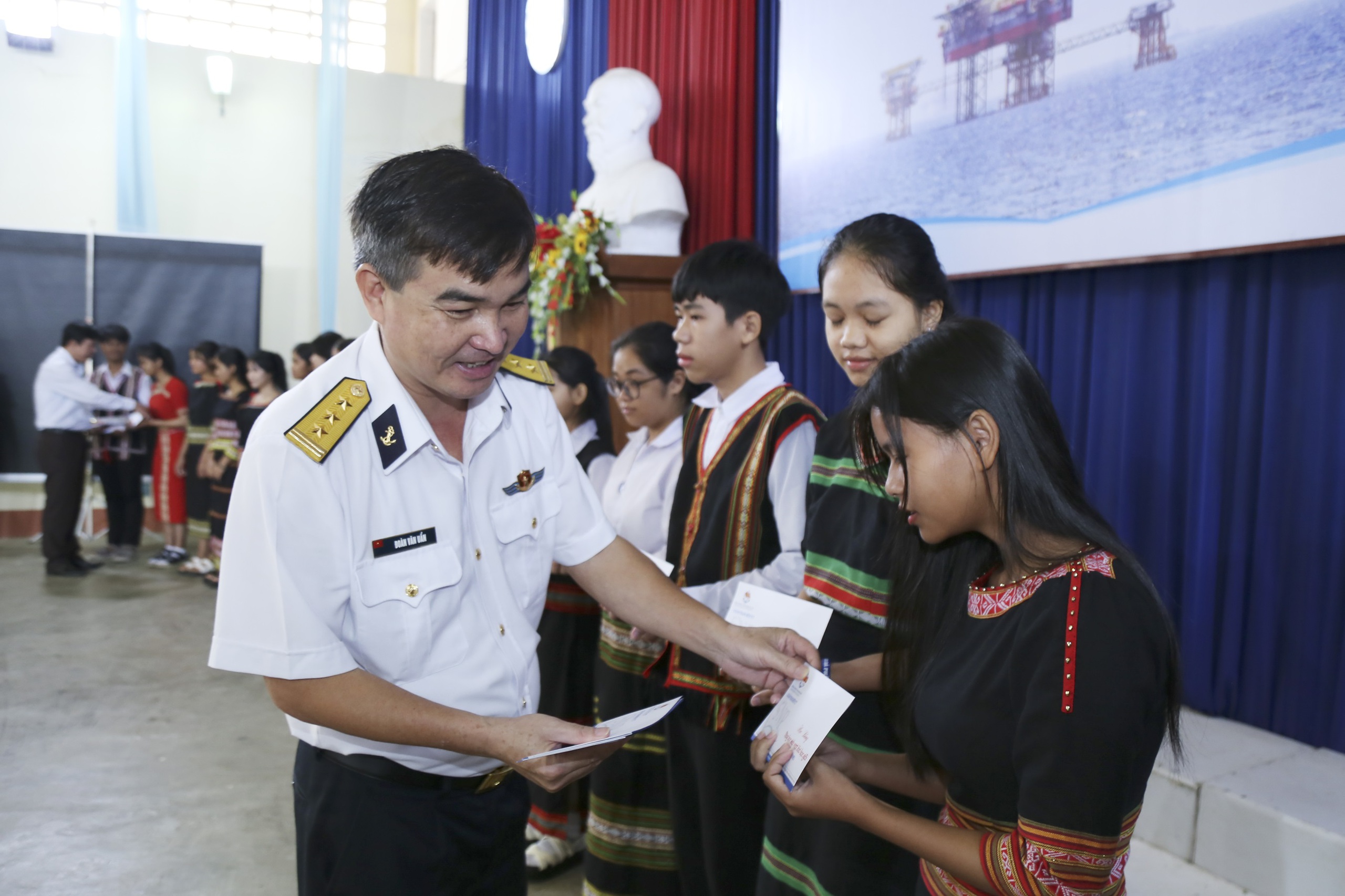 Thượng tá Đoàn Văn Uẩn, Phó Chủ nhiệm Chính trị Tổng công ty Tân cảng Sài Gòn trao học bổng cho học sinh.