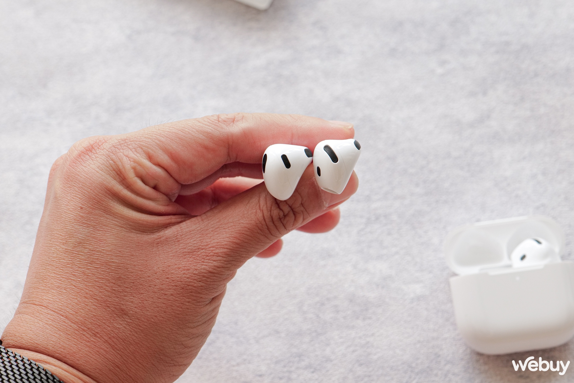 Trên tay AirPods 4 chính hãng: Hai phiên bản, thiết kế gọn nhẹ hơn, chống ồn ổn dù chưa bằng được AirPods Pro, giá từ 3,49 triệu đồng- Ảnh 14.