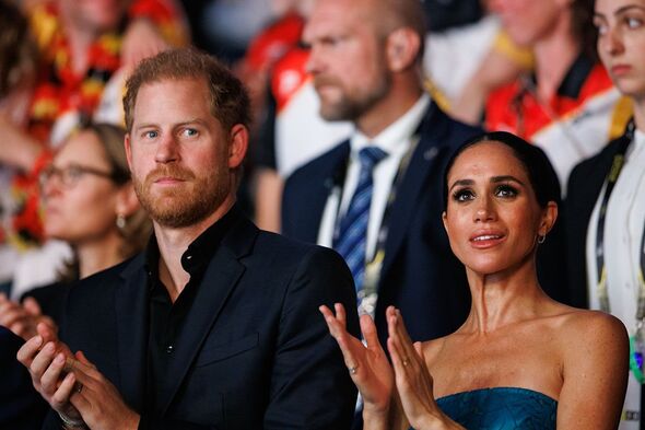 Meghan lo lắng Harry sẽ quay trở lại Hoàng gia Anh mà không có cô- Ảnh 1.