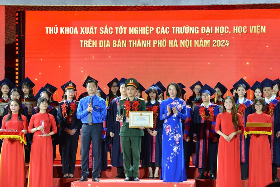 Bí thư Trung ương Đoàn Nguyễn Minh Triết và Phó Chủ tịch UBND TP Hà Nội Vũ Thu Hà trao Bằng khen cho các thủ khoa.