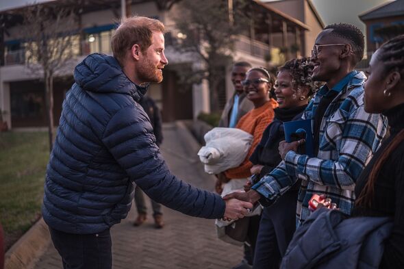 Giải mã những lần xuất hiện riêng lẻ của cặp đôi nhà Sussex: Harry đã đủ tự tin tỏa sáng khi không còn dựa vào Meghan?- Ảnh 2.