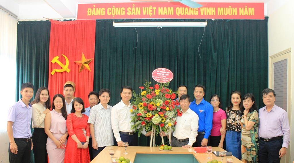 Tạp ch&iacute; Thanh ni&ecirc;n ph&aacute;t huy truyền thống 56 năm đo&agrave;n kết, x&acirc;y dựng v&agrave; ph&aacute;t triển- Ảnh 2.