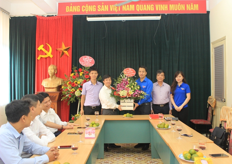 Tạp ch&iacute; Thanh ni&ecirc;n ph&aacute;t huy truyền thống 56 năm đo&agrave;n kết, x&acirc;y dựng v&agrave; ph&aacute;t triển- Ảnh 3.