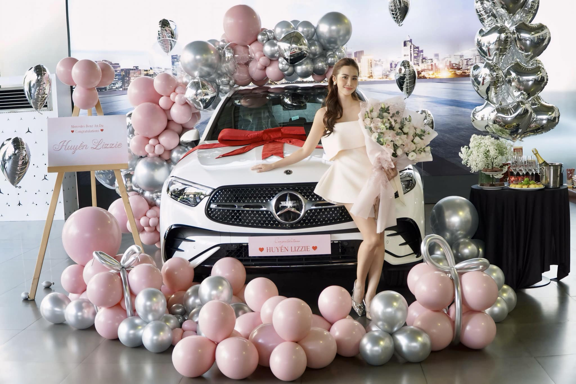Nữ diễn viên phim giờ vàng VTV tậu Mercedes-Benz GLC 300 giá gần 2,8 tỷ đồng, CĐM đổ xô vào xin vía- Ảnh 2. Nữ diễn viên phim giờ vàng VTV tậu Mercedes-Benz GLC 300 giá gần 2,8 tỷ đồng, CĐM đổ xô vào xin vía- Ảnh 2.