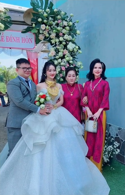 Khi phú bà miền Tây làm mẹ chồng: "Lựa" con dâu trước rồi đợi con trai đủ tuổi, quà cưới "nhẹ nhàng" 15 cây vàng và cặp nhẫn kim cương- Ảnh 3. Khi phú bà miền Tây làm mẹ chồng: "Lựa" con dâu trước rồi đợi con trai đủ tuổi, quà cưới "nhẹ nhàng" 15 cây vàng và cặp nhẫn kim cương- Ảnh 3.