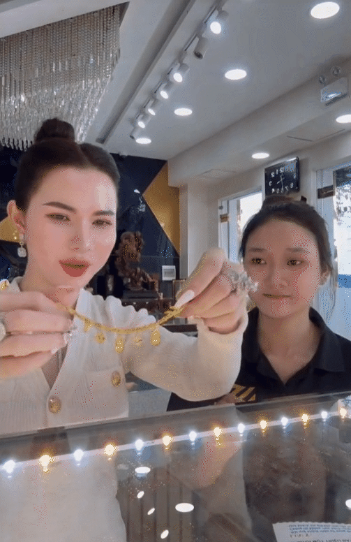 Khi phú bà miền Tây làm mẹ chồng: "Lựa" con dâu trước rồi đợi con trai đủ tuổi, quà cưới "nhẹ nhàng" 15 cây vàng và cặp nhẫn kim cương- Ảnh 12. Khi phú bà miền Tây làm mẹ chồng: "Lựa" con dâu trước rồi đợi con trai đủ tuổi, quà cưới "nhẹ nhàng" 15 cây vàng và cặp nhẫn kim cương- Ảnh 12.