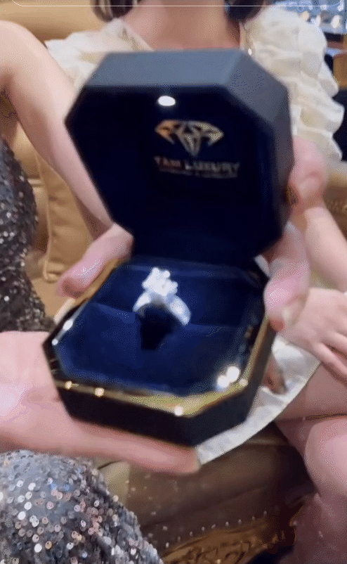 Khi phú bà miền Tây làm mẹ chồng: "Lựa" con dâu trước rồi đợi con trai đủ tuổi, quà cưới "nhẹ nhàng" 15 cây vàng và cặp nhẫn kim cương- Ảnh 10. Khi phú bà miền Tây làm mẹ chồng: "Lựa" con dâu trước rồi đợi con trai đủ tuổi, quà cưới "nhẹ nhàng" 15 cây vàng và cặp nhẫn kim cương- Ảnh 10.