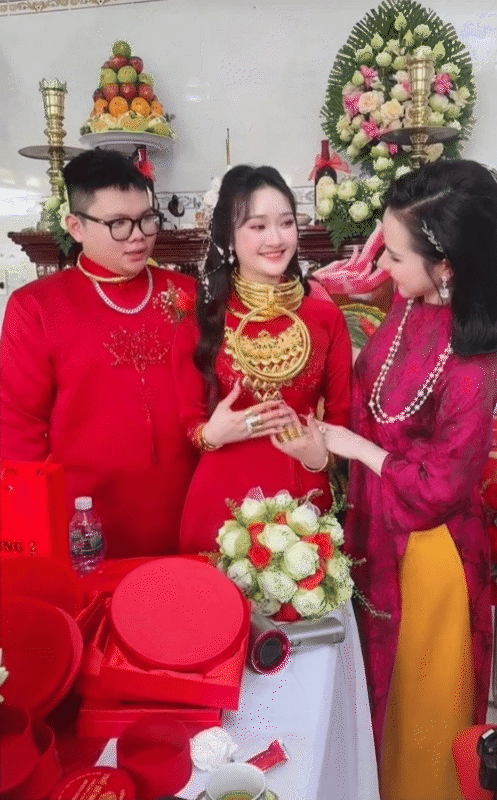 Khi phú bà miền Tây làm mẹ chồng: "Lựa" con dâu trước rồi đợi con trai đủ tuổi, quà cưới "nhẹ nhàng" 15 cây vàng và cặp nhẫn kim cương- Ảnh 2. Khi phú bà miền Tây làm mẹ chồng: "Lựa" con dâu trước rồi đợi con trai đủ tuổi, quà cưới "nhẹ nhàng" 15 cây vàng và cặp nhẫn kim cương- Ảnh 2.