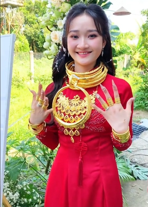 Khi phú bà miền Tây làm mẹ chồng: "Lựa" con dâu trước rồi đợi con trai đủ tuổi, quà cưới "nhẹ nhàng" 15 cây vàng và cặp nhẫn kim cương- Ảnh 4. Khi phú bà miền Tây làm mẹ chồng: "Lựa" con dâu trước rồi đợi con trai đủ tuổi, quà cưới "nhẹ nhàng" 15 cây vàng và cặp nhẫn kim cương- Ảnh 4.
