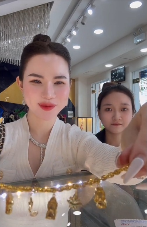 Khi phú bà miền Tây làm mẹ chồng: "Lựa" con dâu trước rồi đợi con trai đủ tuổi, quà cưới "nhẹ nhàng" 15 cây vàng và cặp nhẫn kim cương- Ảnh 11. Khi phú bà miền Tây làm mẹ chồng: "Lựa" con dâu trước rồi đợi con trai đủ tuổi, quà cưới "nhẹ nhàng" 15 cây vàng và cặp nhẫn kim cương- Ảnh 11.
