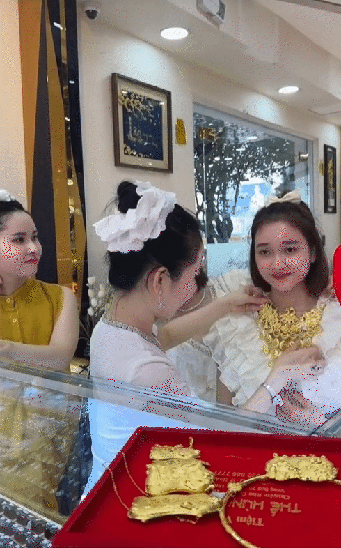 Khi phú bà miền Tây làm mẹ chồng: "Lựa" con dâu trước rồi đợi con trai đủ tuổi, quà cưới "nhẹ nhàng" 15 cây vàng và cặp nhẫn kim cương- Ảnh 7. Khi phú bà miền Tây làm mẹ chồng: "Lựa" con dâu trước rồi đợi con trai đủ tuổi, quà cưới "nhẹ nhàng" 15 cây vàng và cặp nhẫn kim cương- Ảnh 7.