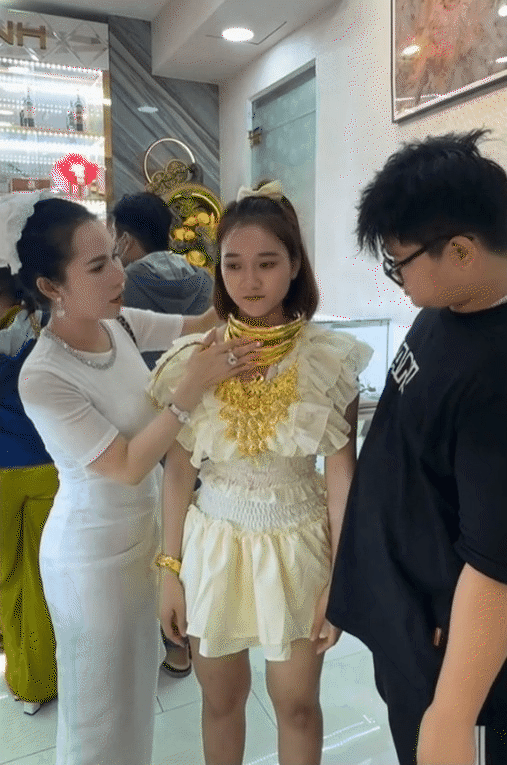 Khi phú bà miền Tây làm mẹ chồng: "Lựa" con dâu trước rồi đợi con trai đủ tuổi, quà cưới "nhẹ nhàng" 15 cây vàng và cặp nhẫn kim cương- Ảnh 8. Khi phú bà miền Tây làm mẹ chồng: "Lựa" con dâu trước rồi đợi con trai đủ tuổi, quà cưới "nhẹ nhàng" 15 cây vàng và cặp nhẫn kim cương- Ảnh 8.