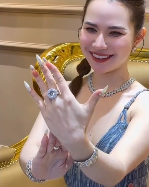 Khi phú bà miền Tây làm mẹ chồng: "Lựa" con dâu trước rồi đợi con trai đủ tuổi, quà cưới "nhẹ nhàng" 15 cây vàng và cặp nhẫn kim cương- Ảnh 13. Khi phú bà miền Tây làm mẹ chồng: "Lựa" con dâu trước rồi đợi con trai đủ tuổi, quà cưới "nhẹ nhàng" 15 cây vàng và cặp nhẫn kim cương- Ảnh 13.