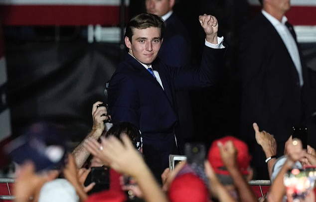 Phản ứng bất ngờ của Barron Trump khi bạn bè hỏi bỏ phiếu cho ai - câu trả lời tiết lộ tham vọng lớn của ‘Thái tử Nhà Trắng’- Ảnh 4. Phản ứng bất ngờ của Barron Trump khi bạn bè hỏi bỏ phiếu cho ai - câu trả lời tiết lộ tham vọng lớn của ‘Thái tử Nhà Trắng’- Ảnh 4.