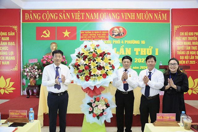 Hình minh họa: + Hình 1: Bí thư Quận ủy Quận 8 Trần Thanh Tùng tặng hoa chúc mừng Đại hội điểm Khu phố 4 phường 16 nhiệm kỳ 2025 – 2027. Hình minh họa: + Hình 1: Bí thư Quận ủy Quận 8 Trần Thanh Tùng tặng hoa chúc mừng Đại hội điểm Khu phố 4 phường 16 nhiệm kỳ 2025 – 2027.