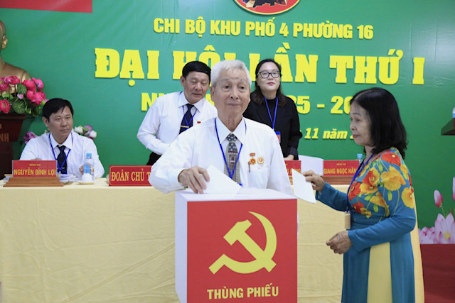 Đại biểu 62 tuổi Đảng bỏ phiếu bầu cấp ủy nhiệm kỳ mới tại Đại hội. Đại biểu 62 tuổi Đảng bỏ phiếu bầu cấp ủy nhiệm kỳ mới tại Đại hội.