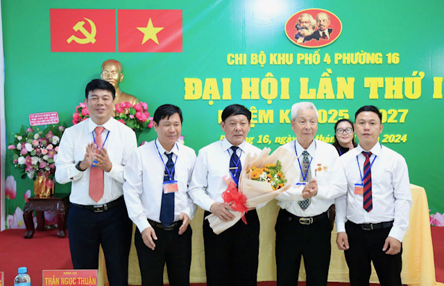 Cấp ủy nhiệm kỳ mới và đoàn đại biểu tham dự Đại hội Đảng cấp trên ra mắt Đại hội. Cấp ủy nhiệm kỳ mới và đoàn đại biểu tham dự Đại hội Đảng cấp trên ra mắt Đại hội.