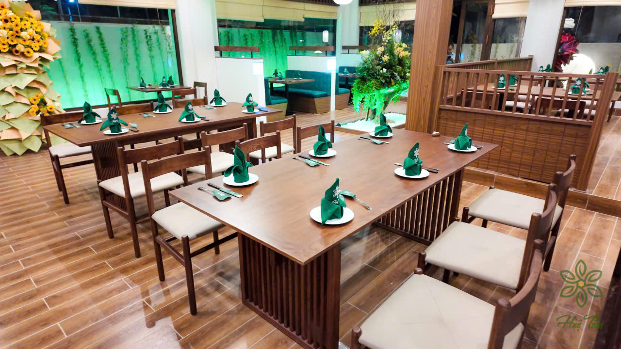 Không gian của nhà hàng chay Huê Tâm. Không gian của nhà hàng chay Huê Tâm.