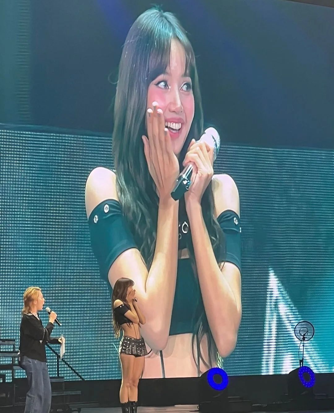 Kệ tin đồn bị "ghẻ lạnh", Lisa xuất hiện với giao diện cực "cháy" tại fan meeting- Ảnh 5. Kệ tin đồn bị "ghẻ lạnh", Lisa xuất hiện với giao diện cực "cháy" tại fan meeting- Ảnh 5.