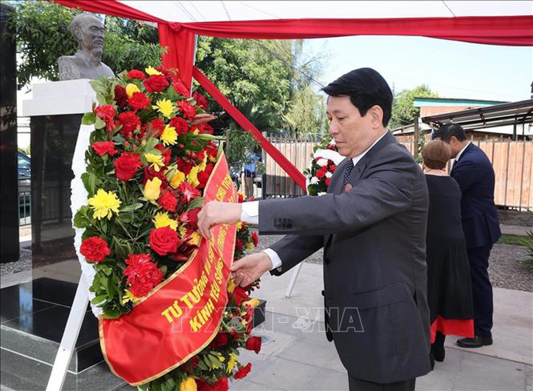Chủ tịch nước Lương Cường đặt vòng hoa tưởng niệm Chủ tịch Hồ Chí Minh tại Chile- Ảnh 1. Chủ tịch nước Lương Cường đặt vòng hoa tưởng niệm Chủ tịch Hồ Chí Minh tại Chile- Ảnh 1.