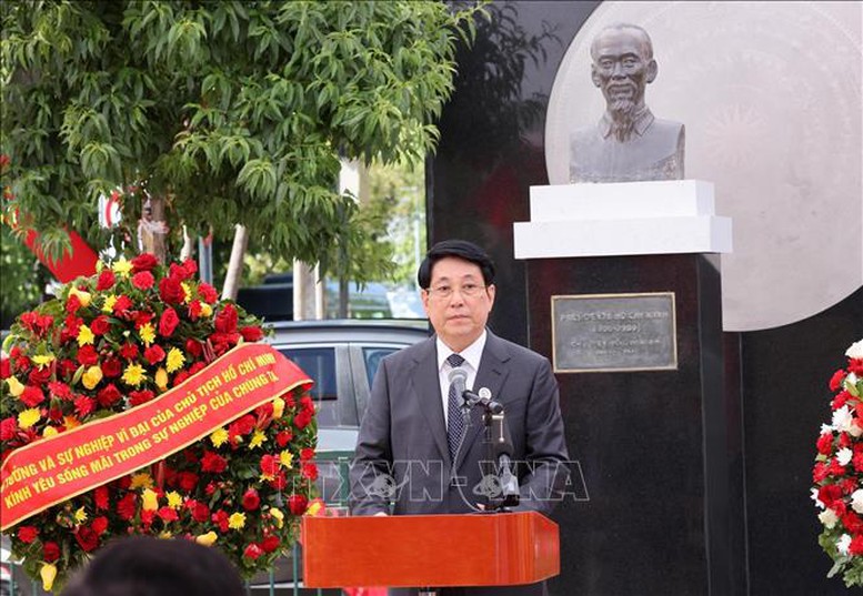 Chủ tịch nước Lương Cường đặt vòng hoa tưởng niệm Chủ tịch Hồ Chí Minh tại Chile- Ảnh 2. Chủ tịch nước Lương Cường đặt vòng hoa tưởng niệm Chủ tịch Hồ Chí Minh tại Chile- Ảnh 2.