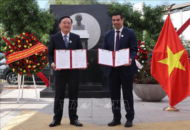Chủ tịch nước Lương Cường đặt vòng hoa tưởng niệm Chủ tịch Hồ Chí Minh tại Chile- Ảnh 5. Chủ tịch nước Lương Cường đặt vòng hoa tưởng niệm Chủ tịch Hồ Chí Minh tại Chile- Ảnh 5.