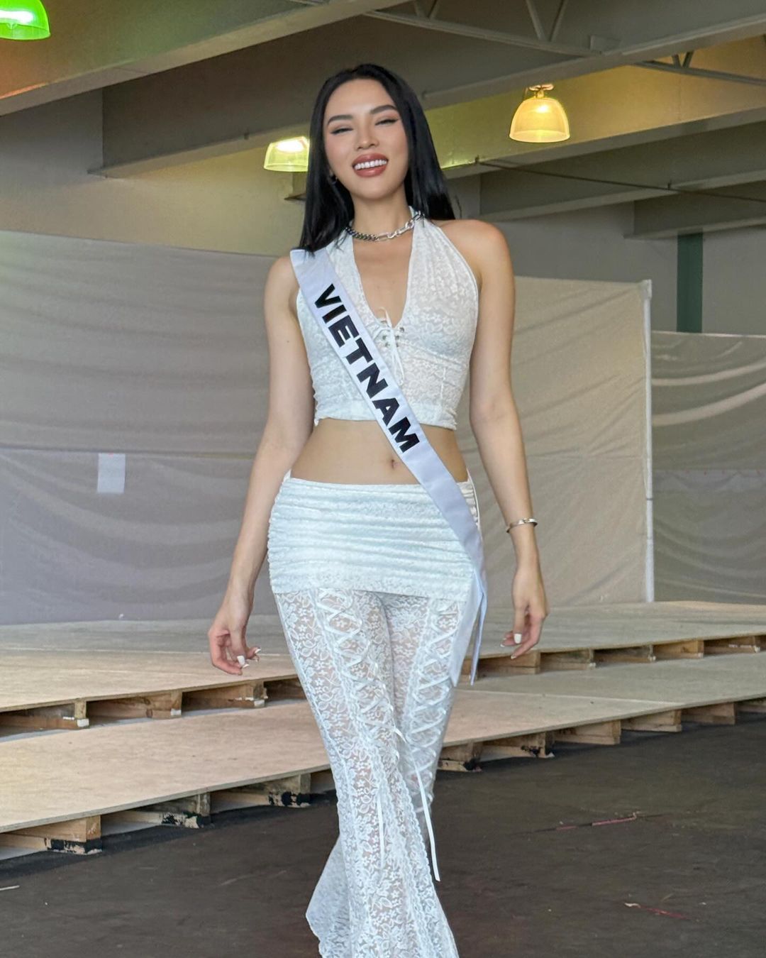 Kỳ Duyên đụng hàng đối thủ ngay tại đấu trường Miss Universe, so kè vóc dáng một 9 một 10- Ảnh 3.