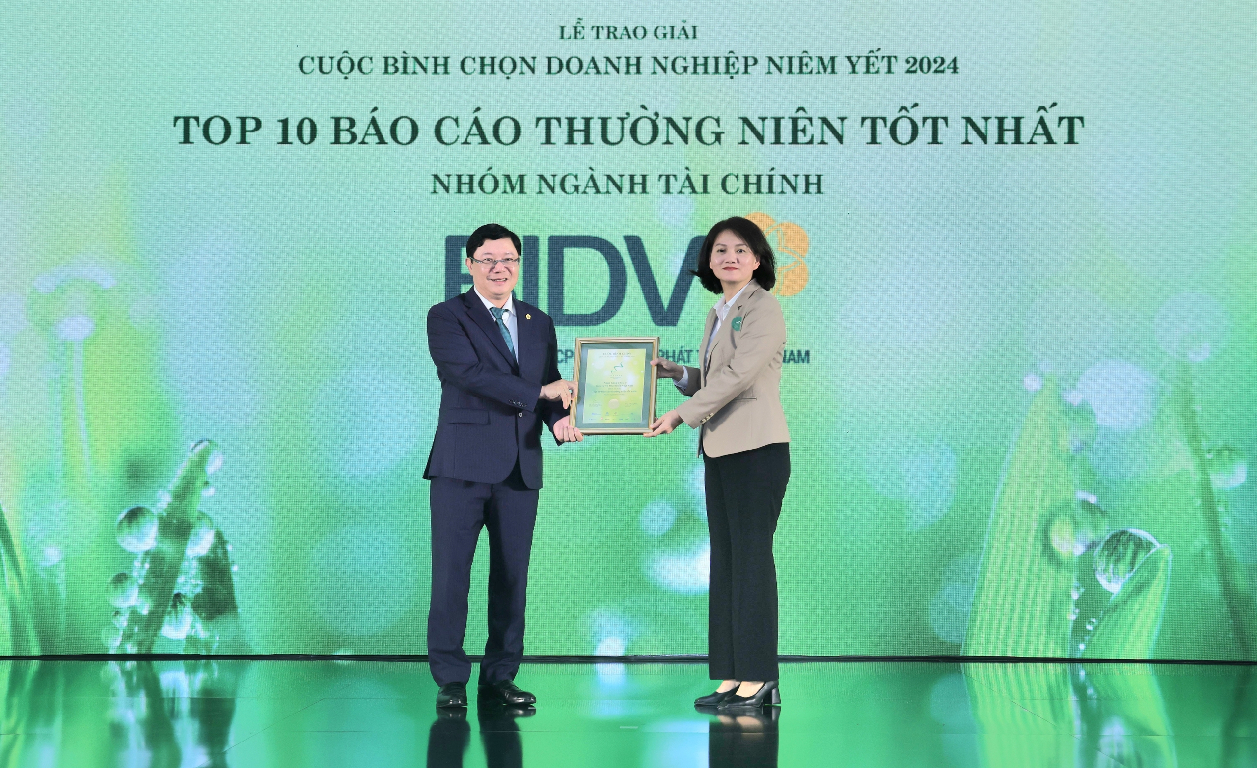 Ông Đoàn Việt Nam, Phó Tổng Giám đốc BIDV đại diện nhận giải thưởng "Top 10 báo cáo thường niên tốt nhất – Nhóm ngành tài chính".