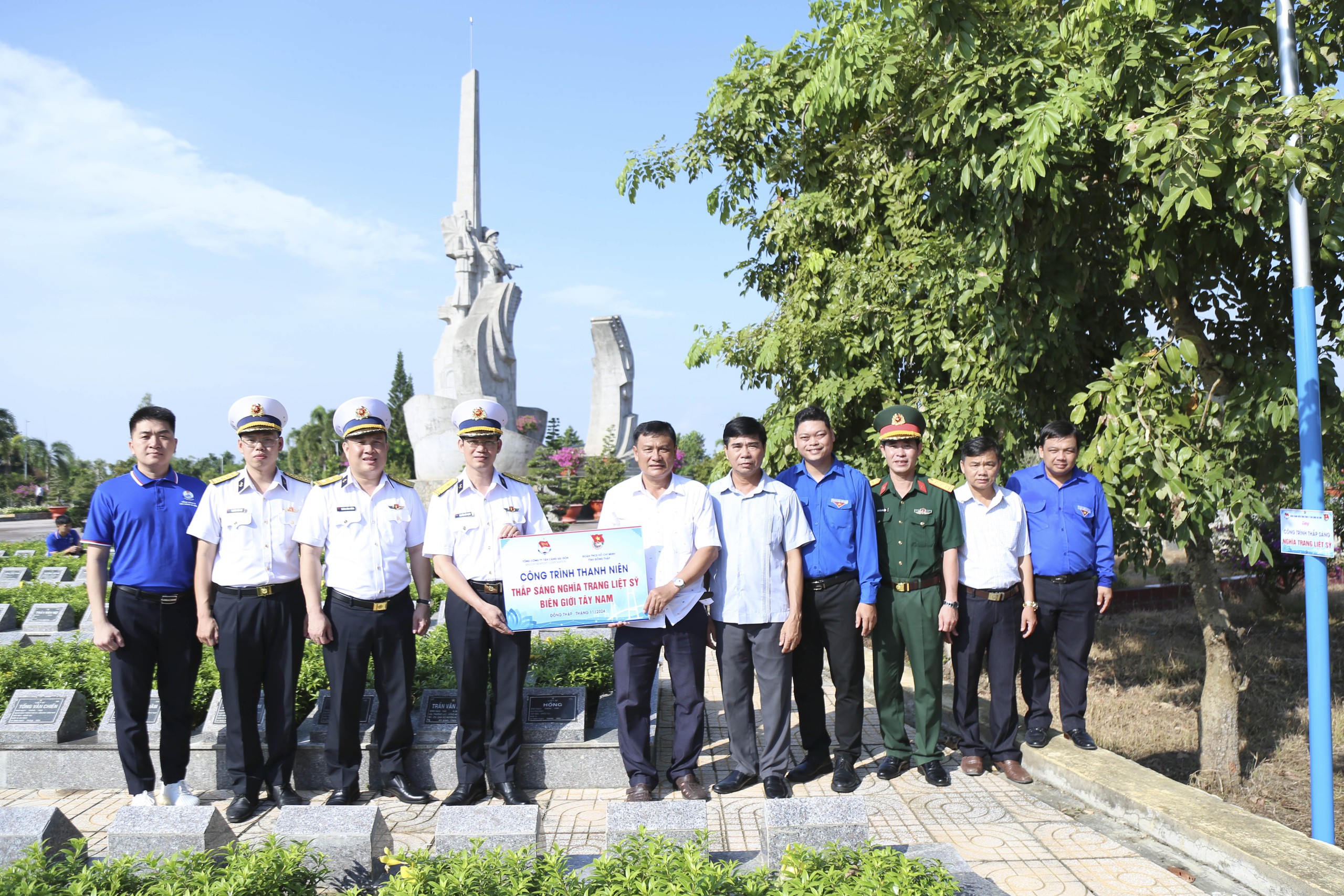 Đoàn thanh niên Tân cảng Sài Gòn bàn giao công trình chiếu sáng tại Nghĩa trang liệt sĩ biên giới Tây Nam