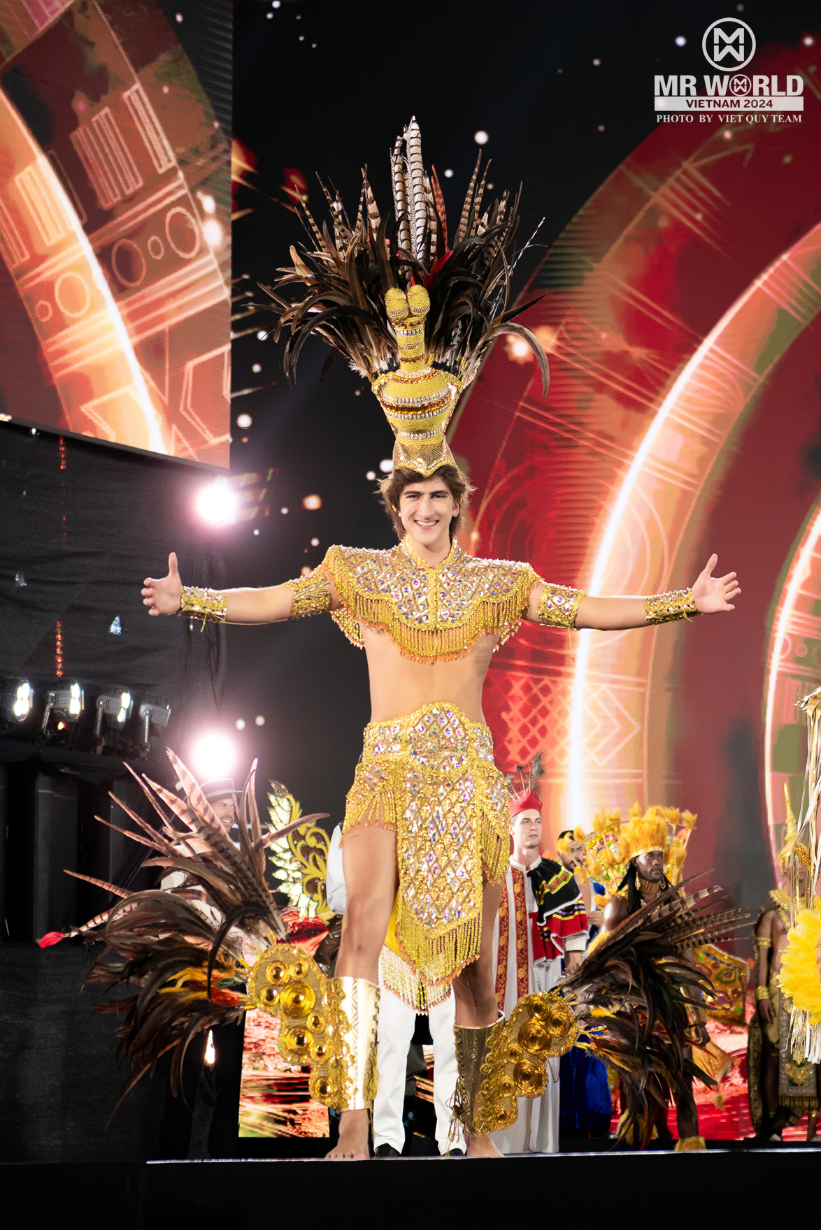 "Vũ trụ trai đẹp" Mr World khoe body tượng tạc trong National Costume ở Phan Thiết: Nam vương Tuấn Ngọc diện đồ 25kg, lộ diện top 20- Ảnh 17.