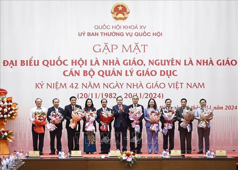 Chủ tịch Quốc hội: Tôn vinh, bảo vệ, tạo môi trường thuận lợi để nhà giáo làm việc- Ảnh 4.