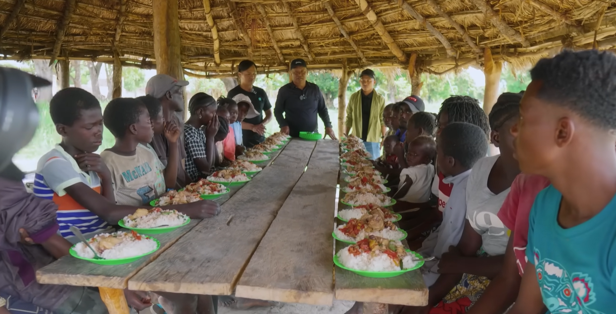 Ông Quý "khởi nghiệp" xưởng đá ở Angola nay sang lại Châu Phi giúp Quang Linh Vlogs: Bất ngờ với mức lương con trai trả cho bố- Ảnh 8.