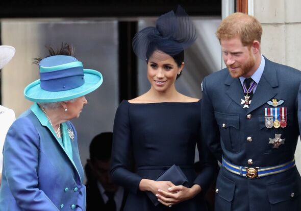 Câu trả lời "khó hiểu" của Nữ vương Elizabeth khi Harry xin phép cưới Meghan- Ảnh 1.