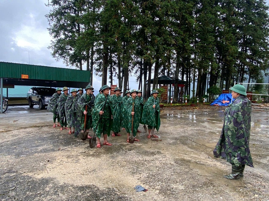 Đồn Biên phòng Thàng Tín, BĐBP tỉnh Hà giang, tổ chức lực lượng đi giúp dân khắc phục hậu quả mưa bão trên địa bàn đơn vị phụ trách.