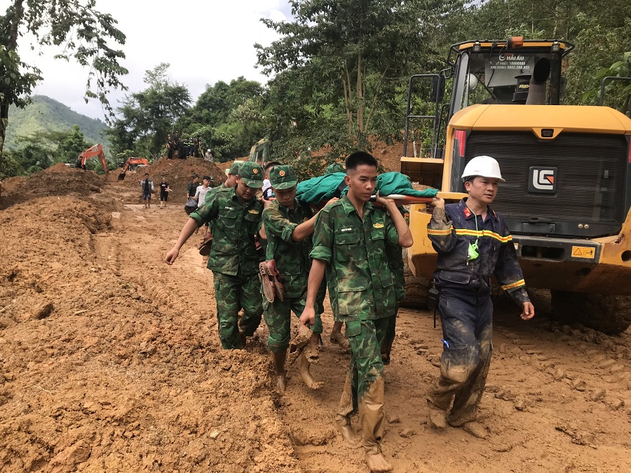 Cán bộ, chiến sĩ Tiểu đoàn  huấn luyện - Cơ động BĐBP tỉnh Hà Giang tham gia tìm kiếm các nạn nhân bị vùi lấp trong vụ sạt lở đất tại km số 10 huyện Bắc Mê, tỉnh Hà Giang.