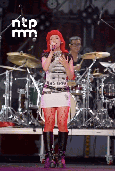 Hát hit của HIEUTHUHAI, nữ tân binh Vpop lộ rõ "lỗ hổng vocal"- Ảnh 3. Hát hit của HIEUTHUHAI, nữ tân binh Vpop lộ rõ "lỗ hổng vocal"- Ảnh 3.