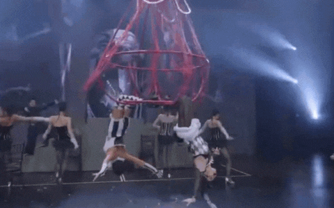 Sao nữ Vbiz nhập viện cấp cứu sau m&agrave;n treo ngược người tr&ecirc;n kh&ocirc;ng- Ảnh 1.