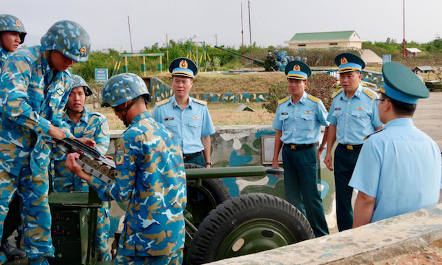 Thiếu tướng Bùi Đức Hiền, Ủy viên Đảng ủy, Phó Tư lệnh Quân chủng kiểm tra công tác sẵn sàng chiến đấu tại Đại đội 2, Tiểu đoàn 24.