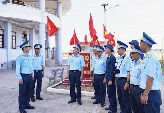 Đoàn công tác Sư đoàn 377 ra thăm, động viên cán bộ, chiến sĩ Trạm Ra đa 11 Trung đoàn 292 đang làm nhiệm vụ ở Trường Sa.