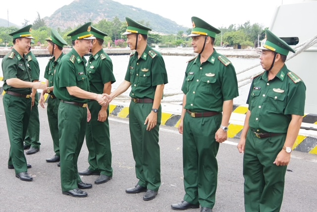 Đại tá Nguyễn Doãn Hoà-Chính uỷ BĐBP động viên và giao nhiệm vụ cán bộ, chiến sĩ Đồn Biên phòng Trường Sa.