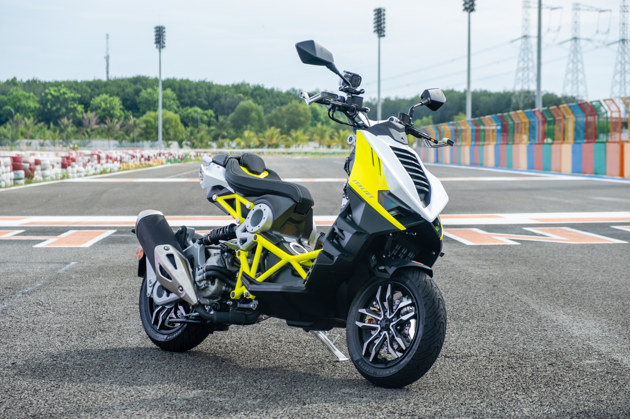 Italjet Dragster 300 ra mắt Việt Nam: Thiết kế lạ, giá dễ 200 triệu song cốp nhỏ, không có chìa khóa thông minh- Ảnh 2. Italjet Dragster 300 ra mắt Việt Nam: Thiết kế lạ, giá dễ 200 triệu song cốp nhỏ, không có chìa khóa thông minh- Ảnh 2.