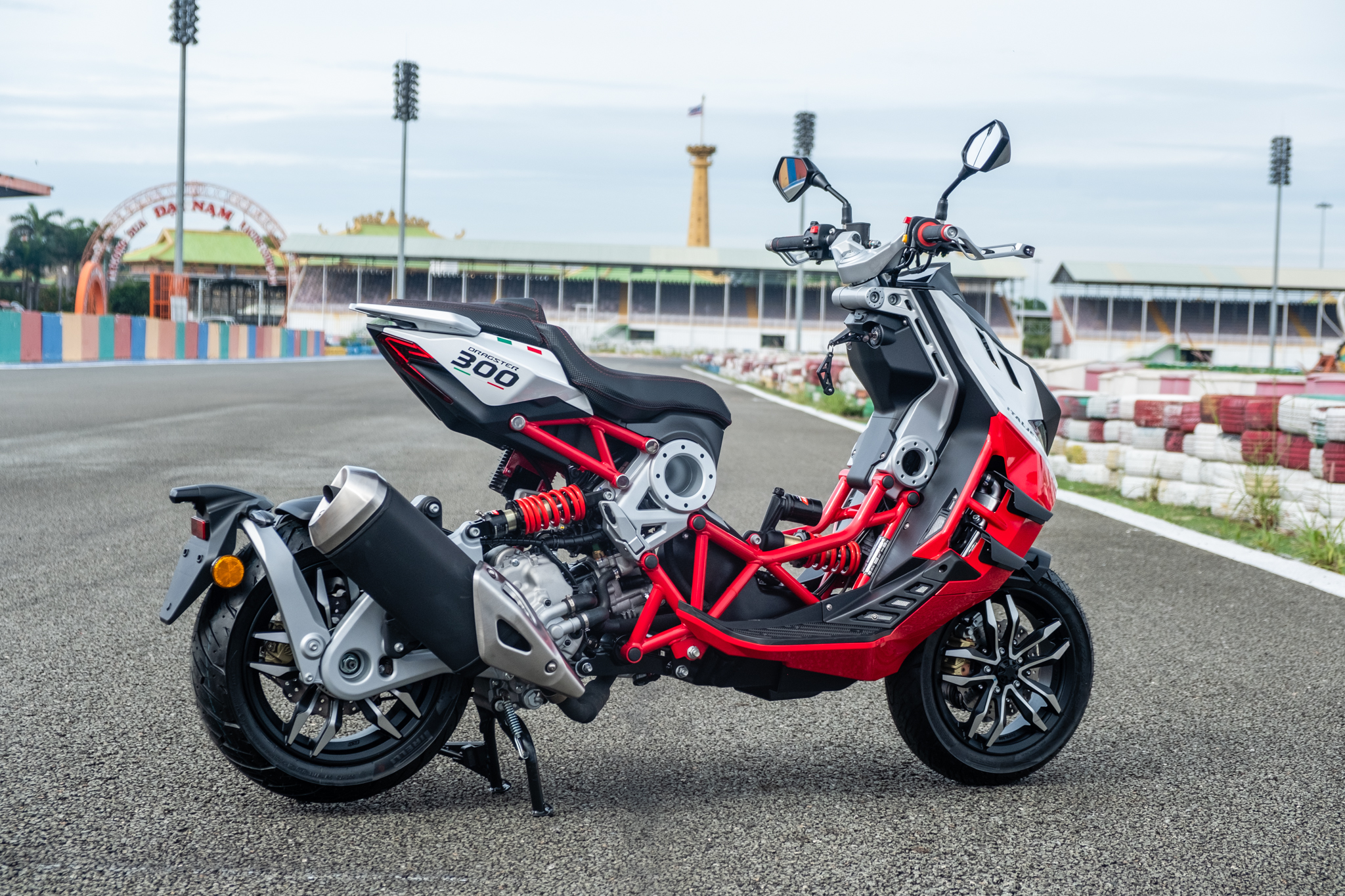 Italjet Dragster 300 ra mắt Việt Nam: Thiết kế lạ, giá dễ 200 triệu song cốp nhỏ, không có chìa khóa thông minh- Ảnh 14. Italjet Dragster 300 ra mắt Việt Nam: Thiết kế lạ, giá dễ 200 triệu song cốp nhỏ, không có chìa khóa thông minh- Ảnh 14.