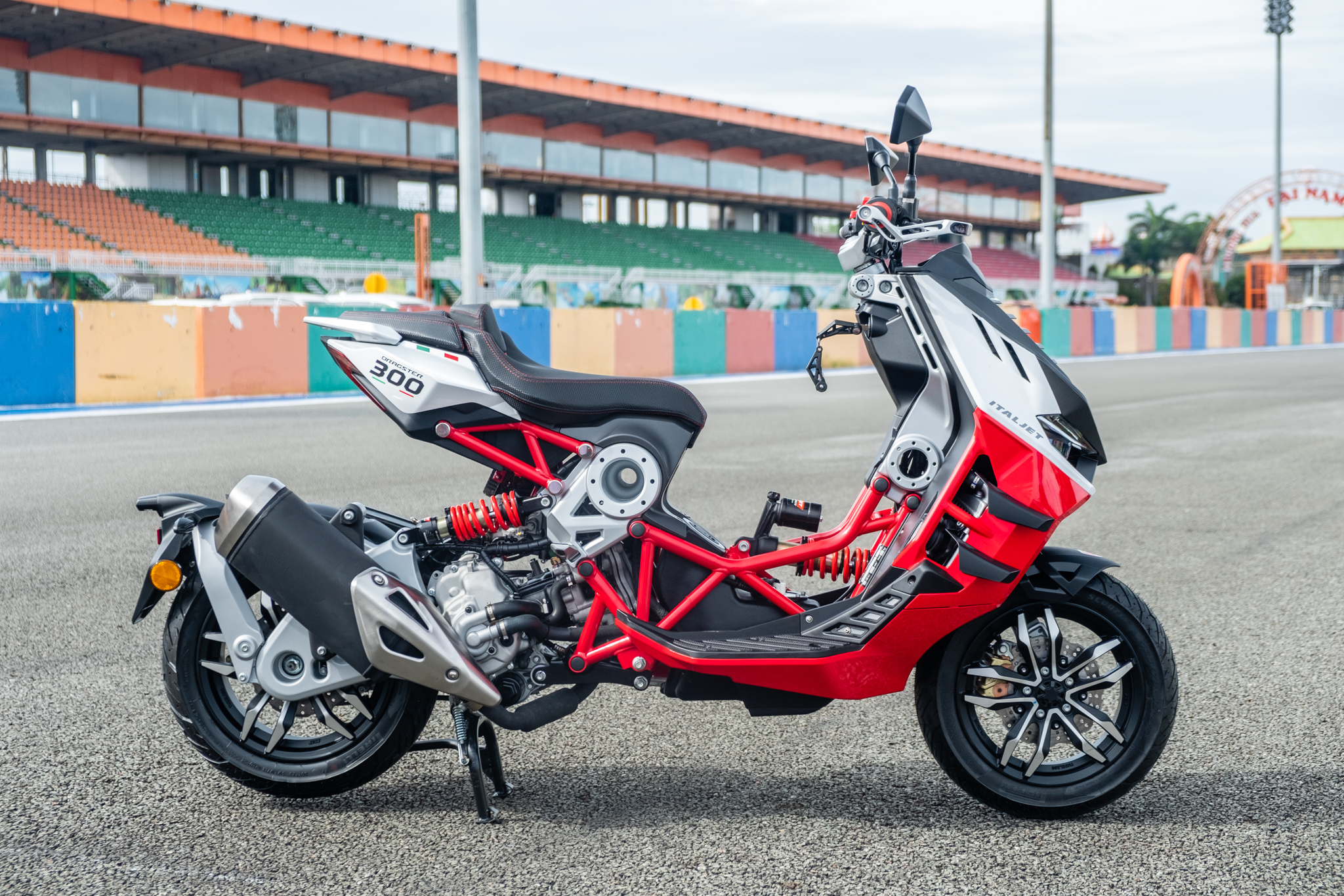 Italjet Dragster 300 ra mắt Việt Nam: Thiết kế lạ, giá dễ 200 triệu song cốp nhỏ, không có chìa khóa thông minh- Ảnh 18. Italjet Dragster 300 ra mắt Việt Nam: Thiết kế lạ, giá dễ 200 triệu song cốp nhỏ, không có chìa khóa thông minh- Ảnh 18.