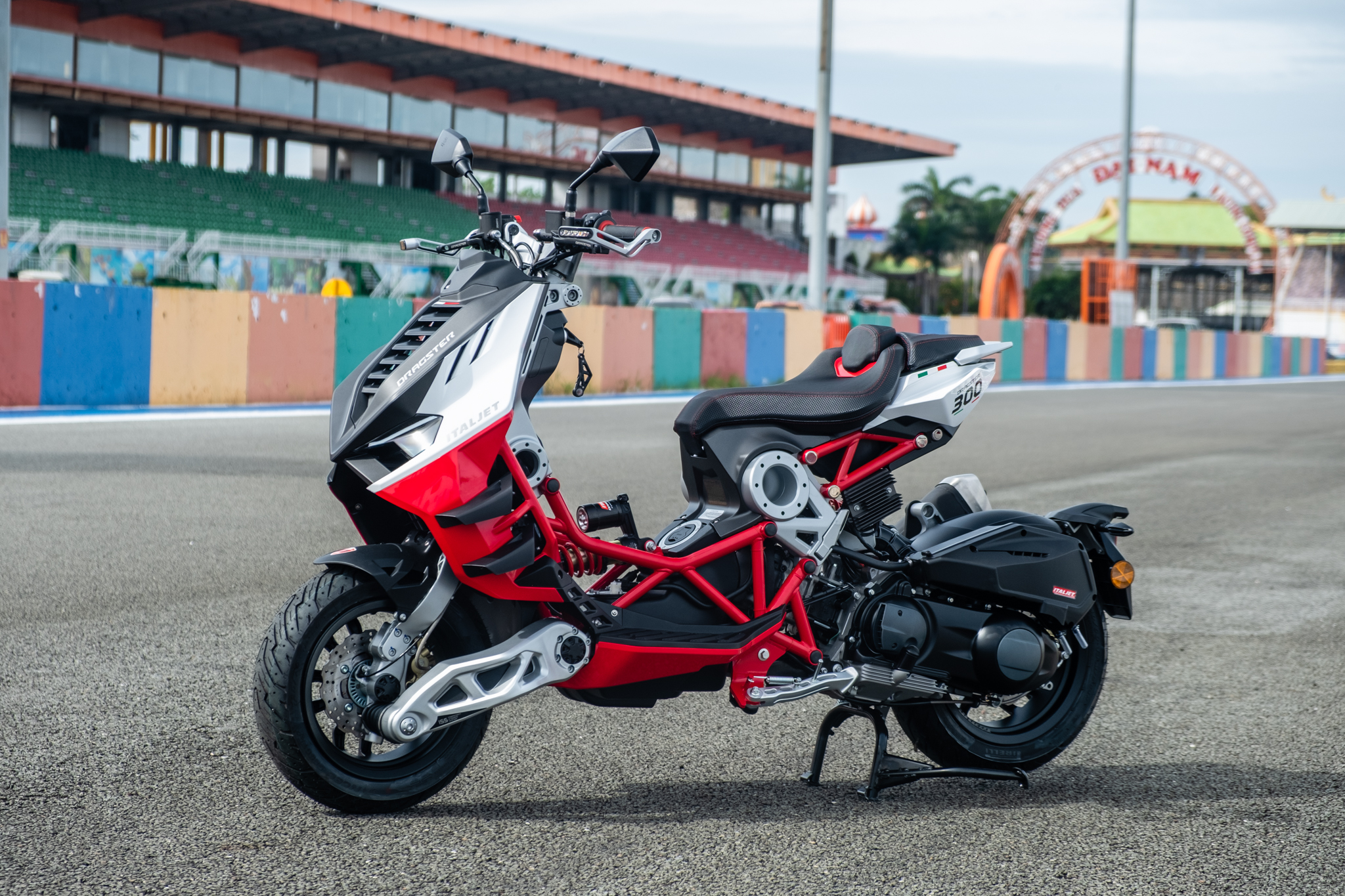Italjet Dragster 300 ra mắt Việt Nam: Thiết kế lạ, giá dễ 200 triệu song cốp nhỏ, không có chìa khóa thông minh- Ảnh 1. Italjet Dragster 300 ra mắt Việt Nam: Thiết kế lạ, giá dễ 200 triệu song cốp nhỏ, không có chìa khóa thông minh- Ảnh 1.
