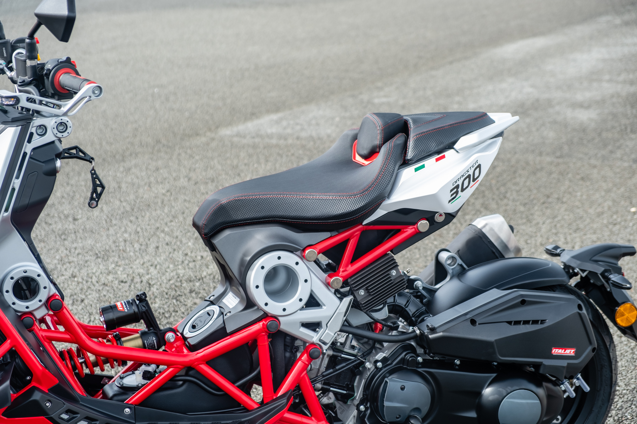 Italjet Dragster 300 ra mắt Việt Nam: Thiết kế lạ, giá dễ 200 triệu song cốp nhỏ, không có chìa khóa thông minh- Ảnh 5. Italjet Dragster 300 ra mắt Việt Nam: Thiết kế lạ, giá dễ 200 triệu song cốp nhỏ, không có chìa khóa thông minh- Ảnh 5.