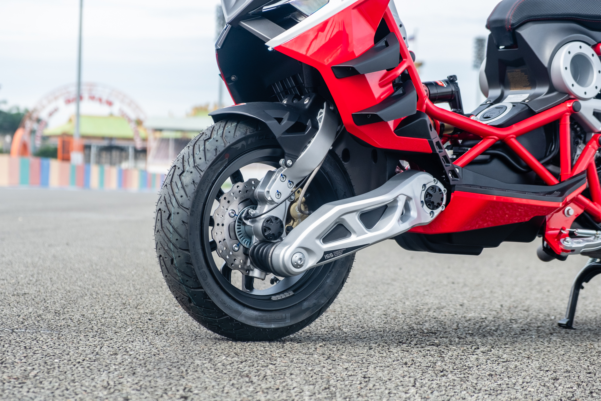 Italjet Dragster 300 ra mắt Việt Nam: Thiết kế lạ, giá dễ 200 triệu song cốp nhỏ, không có chìa khóa thông minh- Ảnh 4. Italjet Dragster 300 ra mắt Việt Nam: Thiết kế lạ, giá dễ 200 triệu song cốp nhỏ, không có chìa khóa thông minh- Ảnh 4.