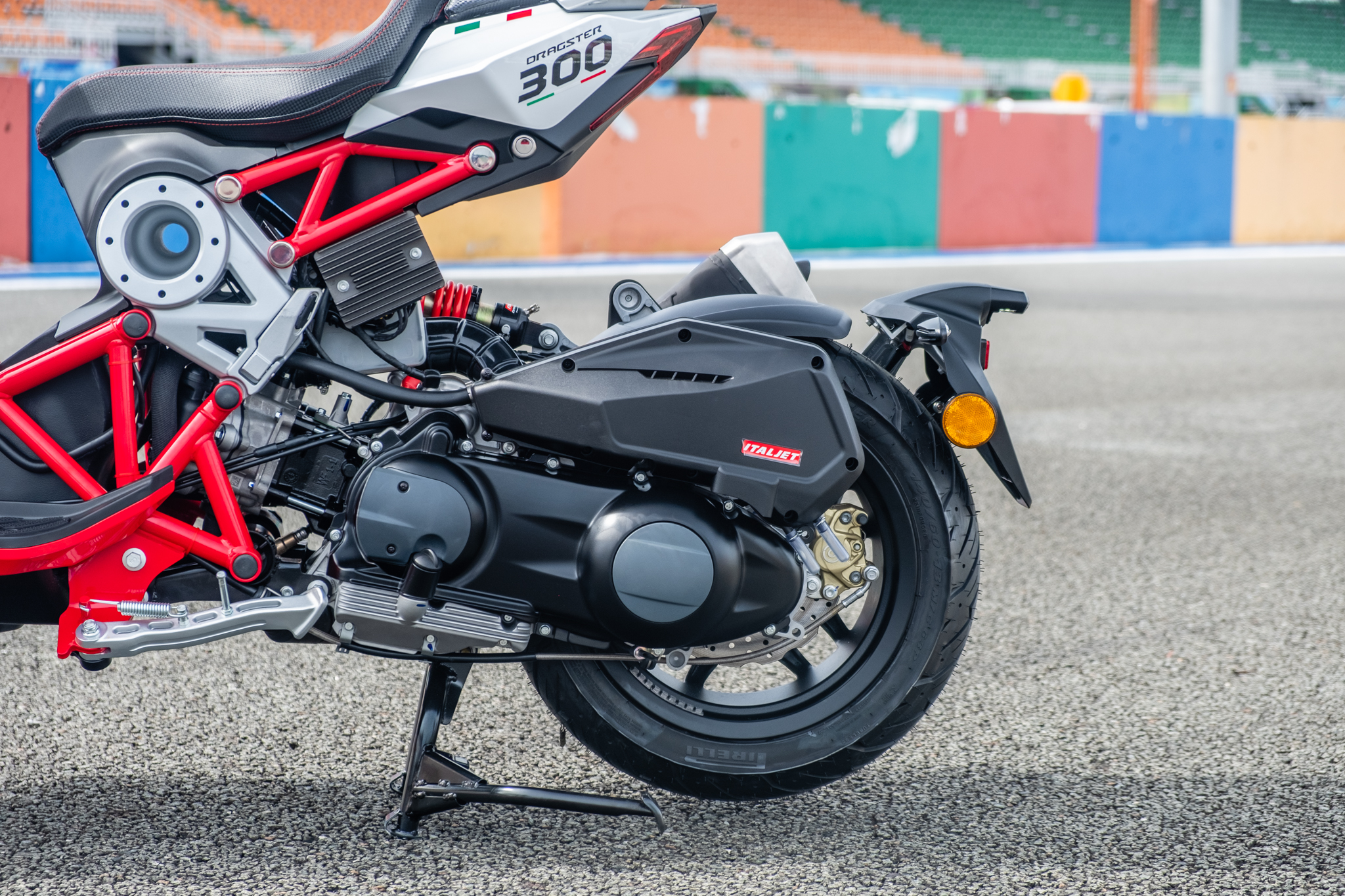 Italjet Dragster 300 ra mắt Việt Nam: Thiết kế lạ, giá dễ 200 triệu song cốp nhỏ, không có chìa khóa thông minh- Ảnh 17. Italjet Dragster 300 ra mắt Việt Nam: Thiết kế lạ, giá dễ 200 triệu song cốp nhỏ, không có chìa khóa thông minh- Ảnh 17.